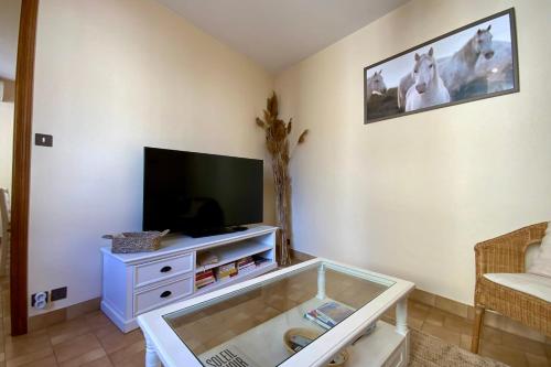 Μια τηλεόραση ή/και κέντρο ψυχαγωγίας στο Villa Isabelle- Large bright house with courtyard!