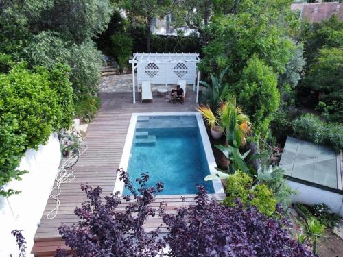 une vue aérienne d'une piscine dans un jardin dans l'établissement La canopée familiale, à Montpellier