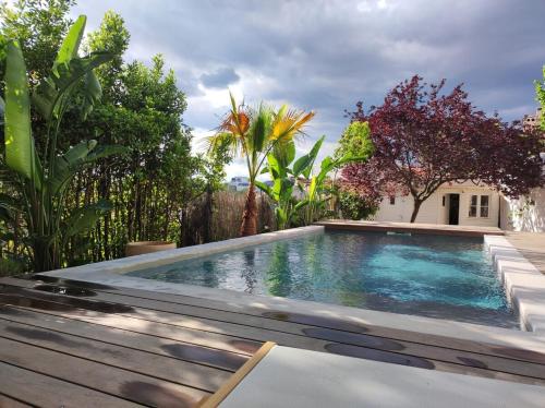 une piscine dans l'arrière-cour d'une maison dans l'établissement La canopée familiale, à Montpellier