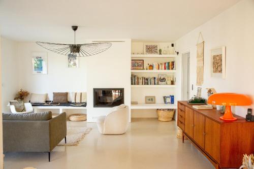 un salon avec un canapé et une cheminée dans l'établissement La canopée familiale, à Montpellier