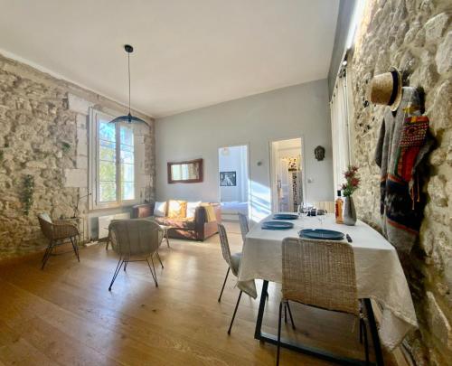 salon ze stołem i krzesłami w obiekcie Le Coeur de Ville - Charmant pour 2 personnes ! w Montpellier