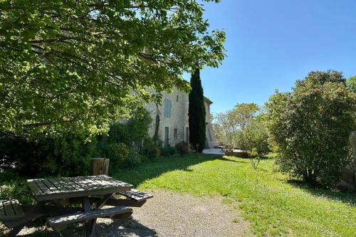 - une table de pique-nique assise dans l'herbe à côté d'une maison dans l'établissement Le Magnan - Stone family home in Castries!, à Castries