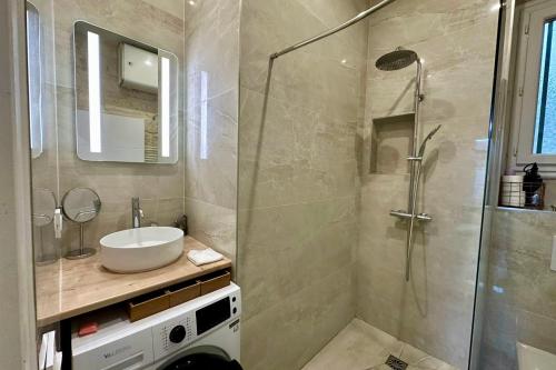 une salle de bain avec une douche et un lavabo et un lavabo dans l'établissement L'inédit- Modern with air-conditioned and near the city center!, à Montpellier