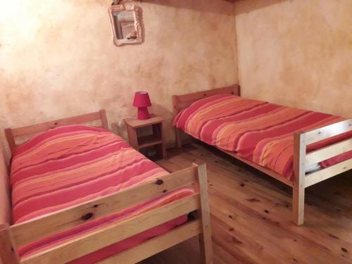 Cette chambre comprend 2 lits jumeaux et du parquet. dans l'établissement Vacances en pays cathare réservable du samedi au samedi les mois de Juillet et Aout, à Joucou