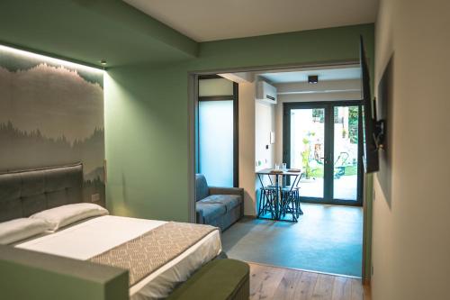 una camera da letto con un letto, un divano e un tavolo di Be Your Home - Il Piccolo Paradiso a Civitavecchia