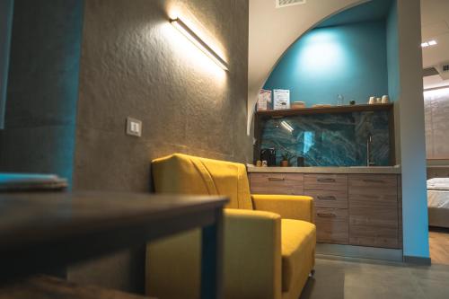 una stanza con due sedie gialle e un acquario di Be Your Home - Il Piccolo Paradiso a Civitavecchia