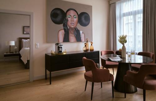 a living room with a painting of a woman on the wall at Hotel Alden Splügenschloss Zürich - Leonardo Limited Edition in Zürich