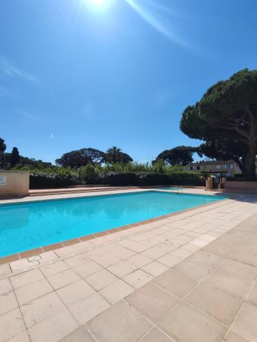 - une piscine bleu clair dans l'établissement Appartement Les Issambres 4 pers, à Roquebrune-sur Argens