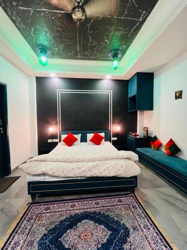 Una cama o camas en una habitación de Shiv Kothi - Homestay
