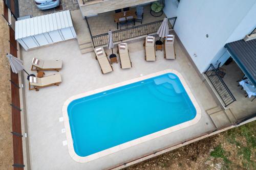 Villa 3D by the Sea with pool and included breakfastの敷地内または近くにあるプール