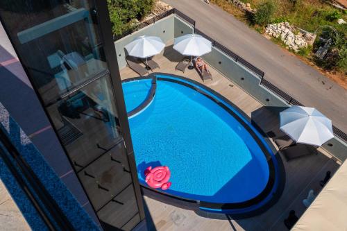 an overhead view of a swimming pool with umbrellas at Vullkan Hotel in Ksamil
