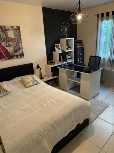 une chambre avec un lit et un bureau avec un ordinateur dans l'établissement 3 bedroom house with pool, à Villeneuve
