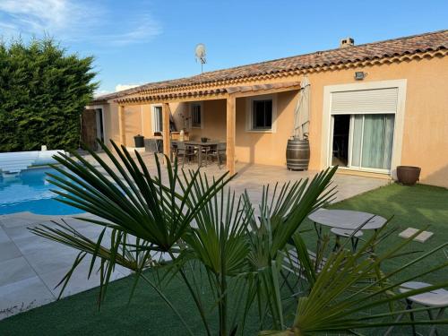 une maison avec une terrasse et une piscine dans l'établissement 3 bedroom house with pool, à Villeneuve