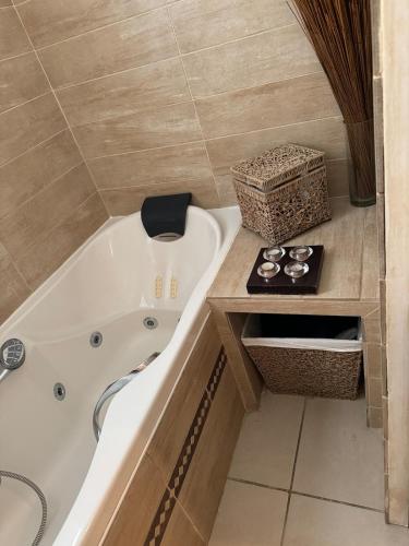 une salle de bain avec une baignoire blanche et un lavabo dans l'établissement 3 bedroom house with pool, à Villeneuve