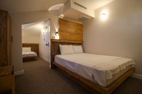 Ένα ή περισσότερα κρεβάτια σε δωμάτιο στο Kaya Hotel SAW