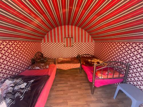 En eller flere senge i et værelse på Desert Gate Camp