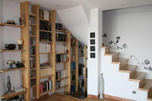 une chambre avec un escalier et des étagères dans l'établissement Grand Mas en Provence avec piscine, à Istres