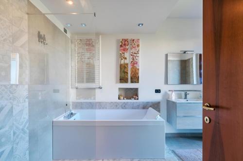Ένα μπάνιο στο SG Luxury - Villa Cleo