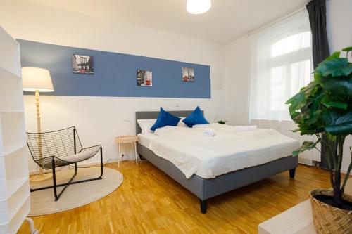 una camera da letto con un letto e una sedia di FullHouse - Halle - R6 Apartments - SmartTV - Nespresso a Halle an der Saale