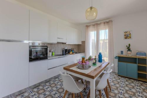 a kitchen with a table and chairs in a room at Villa Lina in Morrovalle