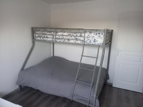 - un lit superposé avec une échelle dans une chambre dans l'établissement le cantalou, à Rinxent