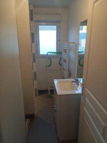 une salle de bain avec un lavabo et un miroir dans l'établissement le cantalou, à Rinxent