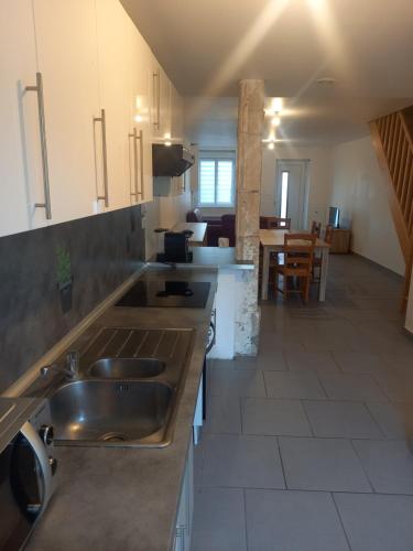 une cuisine avec un évier et un plan de travail dans l'établissement le cantalou, à Rinxent