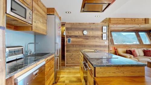 une cuisine avec un évier et un plan de travail dans l'établissement SOLARIUM SR27 COSY & VIEW 4 Pers, à Châtel