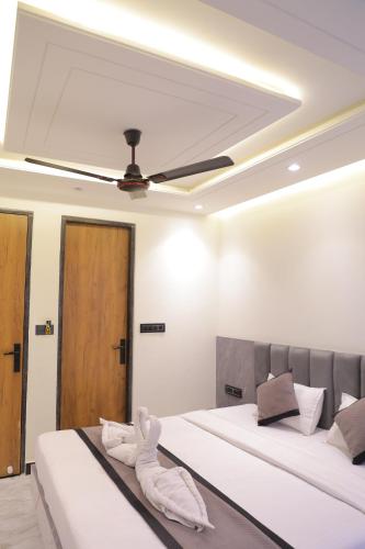 Кровать или кровати в номере S K Residency