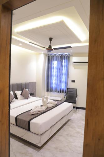 Кровать или кровати в номере S K Residency