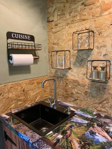 - un comptoir de cuisine avec un évier et un rouleau de papier toilette dans l'établissement Gîte MTB Morvan voor fiets en natuurliefhebbers, à Cussy-en-Morvan