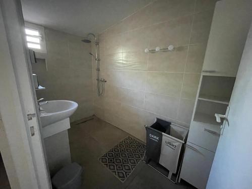 Un baño pequeño con lavabo e inodoro. en Casa Valencia, proche de toutes commodités, en Saint-Pierre