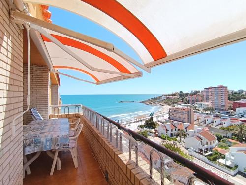 a balcony with a table and a view of the beach at AyF ESPECTACULARES VISTAS DE MORRO DE GOS in Oropesa del Mar