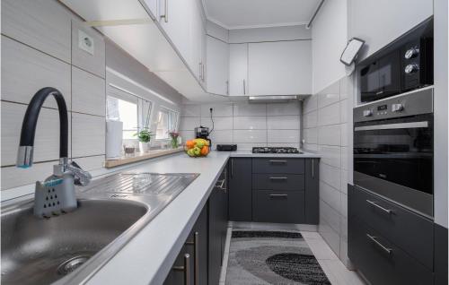 Gorgeous Apartment In Pula With Wifi