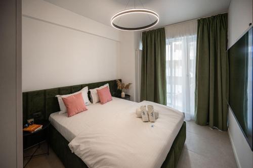 Un pat sau paturi într-o cameră la Beatrice Apartment in Odyssey Pool & Spa-parking
