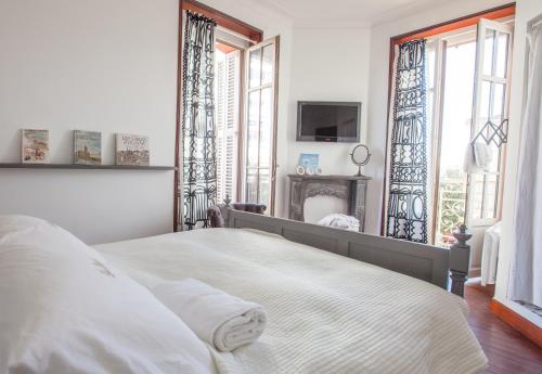Un pat sau paturi într-o cameră la Les Bruyères