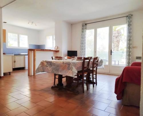 une cuisine et une salle à manger avec une table et des chaises dans l'établissement Rez de jardin pour ce T3 spacieux proche plage et commerces - 4BERNA1, à Saint Cyprien Plage