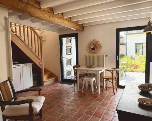 une cuisine et une salle à manger avec une table et des chaises dans l'établissement WE Maison d'hôtes, à Cassel