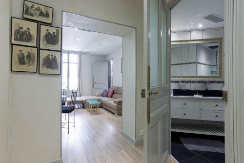 une porte ouverte sur un salon avec un canapé dans l'établissement 13 Boulevard Carnot by Halldis, à Cannes