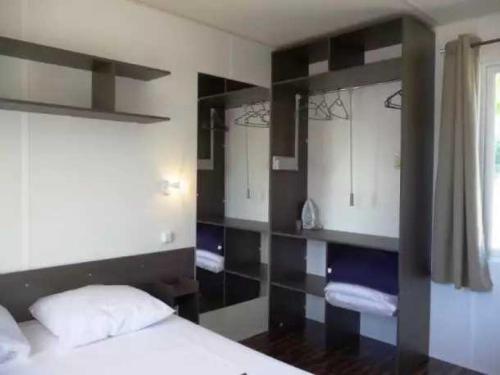 Postel nebo postele na pokoji v ubytování Camping 4 étoiles - Piscine - eebe0d