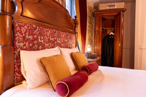 Una cama o camas en una habitación de The Dirty Bottles Hotel