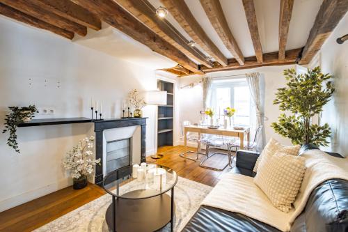 un salon avec un canapé et une cheminée dans l'établissement Apt 6 Guests Charme Opera de Paris, à Paris