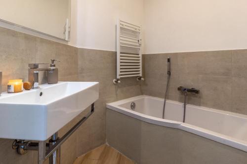 Un baño de Como a 10 min - Private Parking - 2 Camere 2 Bagni