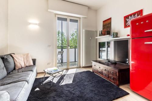 a living room with a couch and a flat screen tv at Como a 10 min - Private Parking - 2 Camere 2 Bagni in Cantù