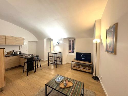 un salon avec une table et une cuisine dans l'établissement Studio vieux nice coulee verte, à Nice