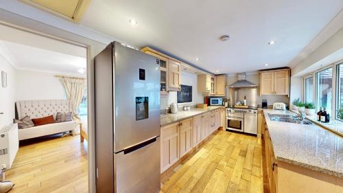 Кухня или мини-кухня в Luxury New Forest Holiday Home with Pool and Hot tub
