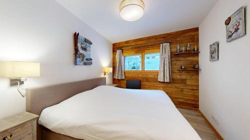 une chambre avec un lit blanc et une fenêtre dans l'établissement Cremaillere CL201 MODERN & CENTER 8 Pers, à Châtel