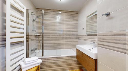 une salle de bain avec une baignoire, un lavabo et une douche dans l'établissement Cremaillere CL201 MODERN & CENTER 8 Pers, à Châtel