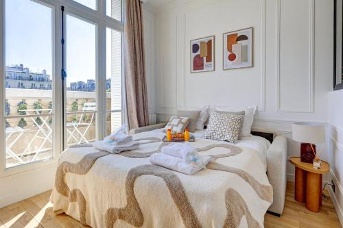 une chambre avec un lit avec des serviettes dessus dans l'établissement CIA - Luxurious Flat on Champs-Élysées, à Paris