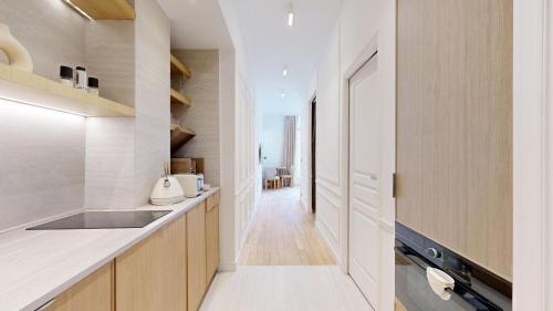 une cuisine avec un évier et un plan de travail dans l'établissement CIA - Luxurious Flat on Champs-Élysées, à Paris